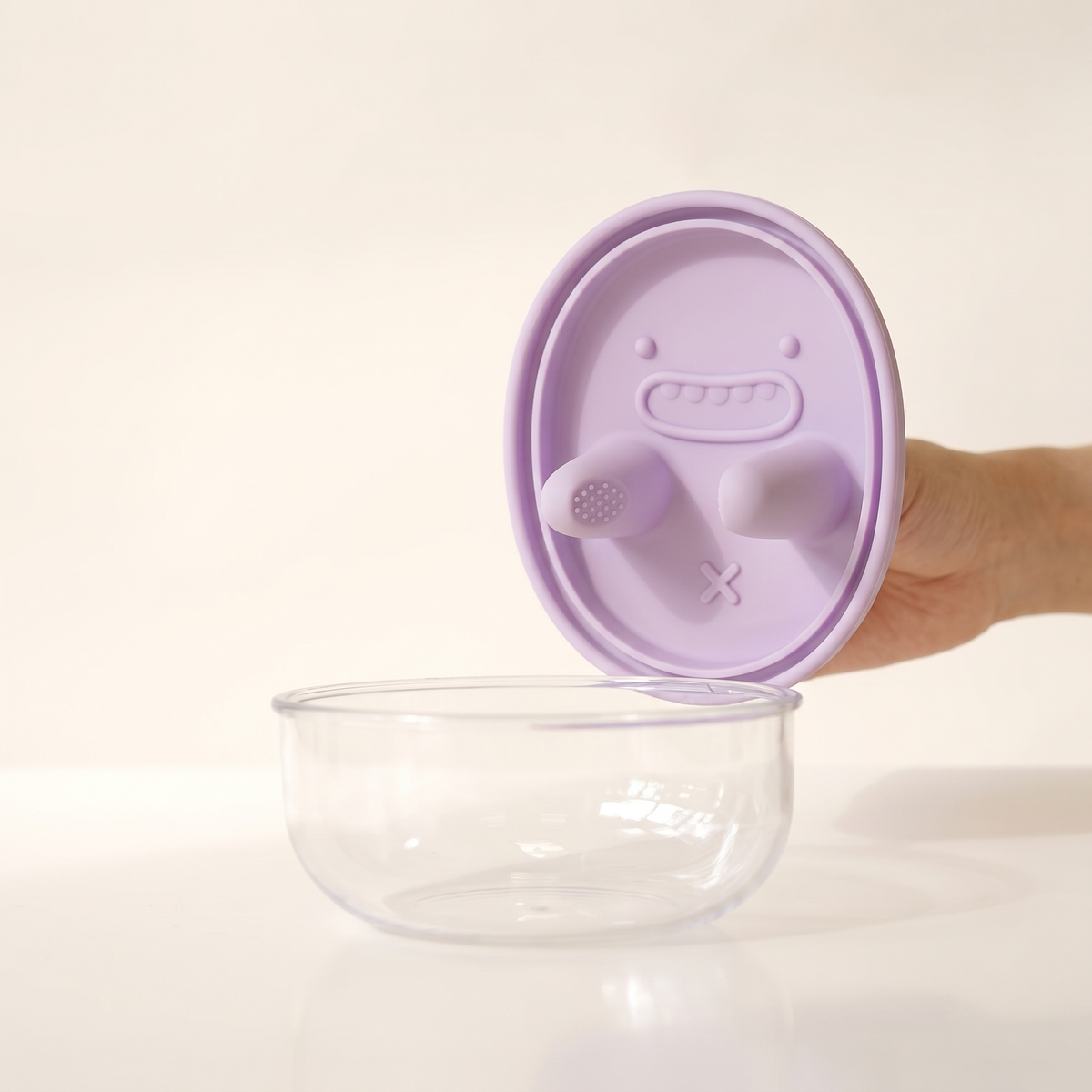 The snack pot with a soft lilac silicone lid