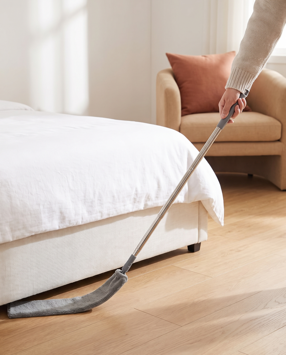 Platte stofwisser wordt onder een bed geschoven