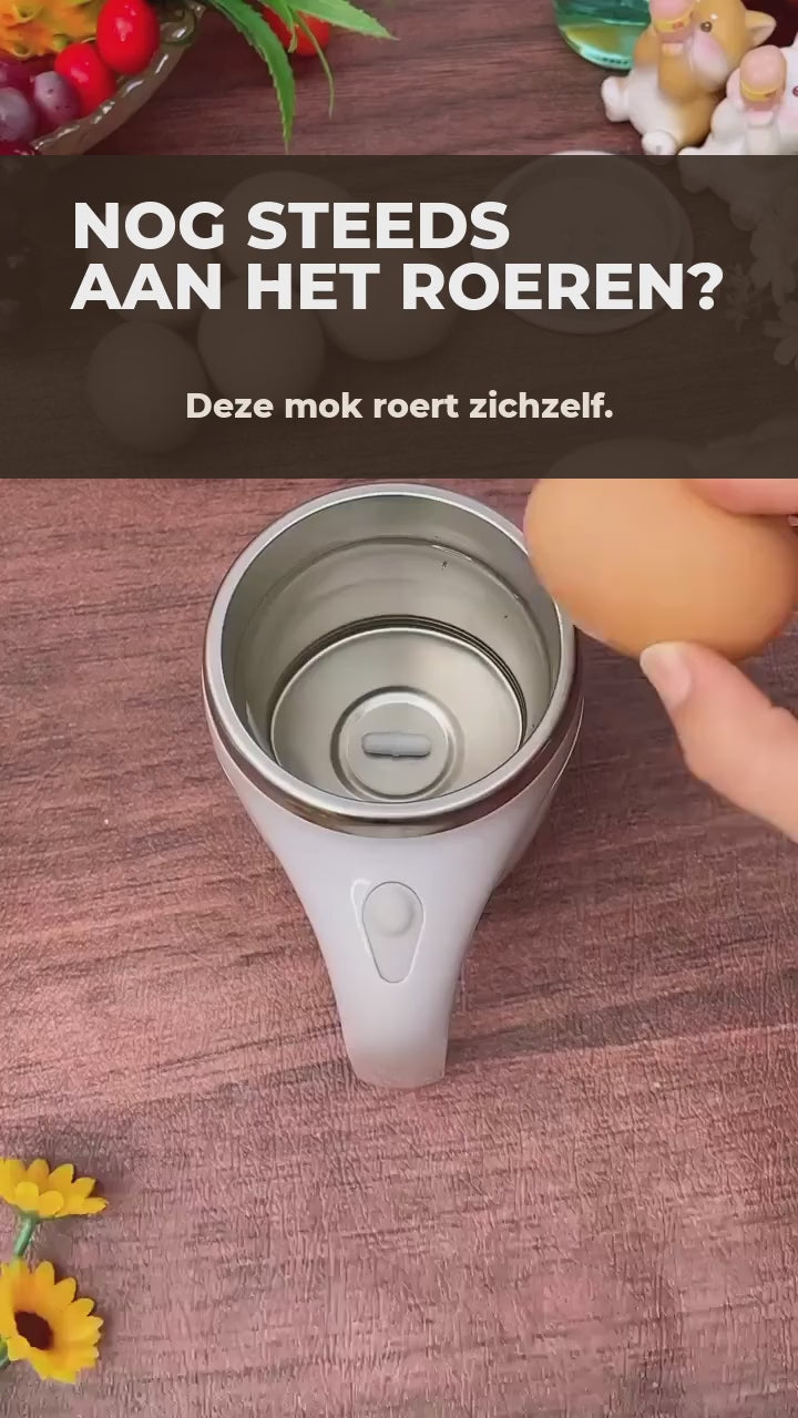 De Roermok roert een kop koffie zonder lepel